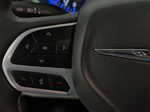 Used 2024 Chrysler Pacifica Touring-L image 16