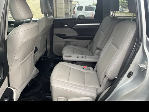 Used 2019 Toyota Highlander XLE AWD/4WD image 11