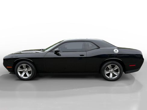 Used 2016 Dodge Challenger SXT RWD image 2