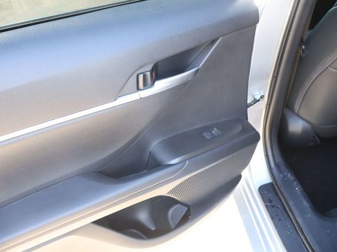 Used 2024 Toyota Camry SE image 9