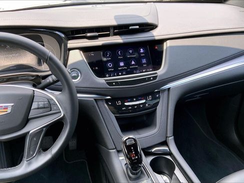 Certified 2025 Cadillac XT5 Luxury FWD image 6