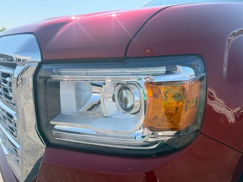 Used 2022 GMC Canyon Denali RWD image 11