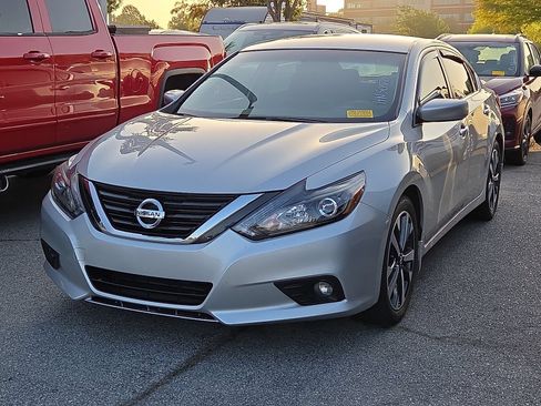 Used 2017 Nissan Altima 2.5 SR w/ LED Appearance Package FWD image 2