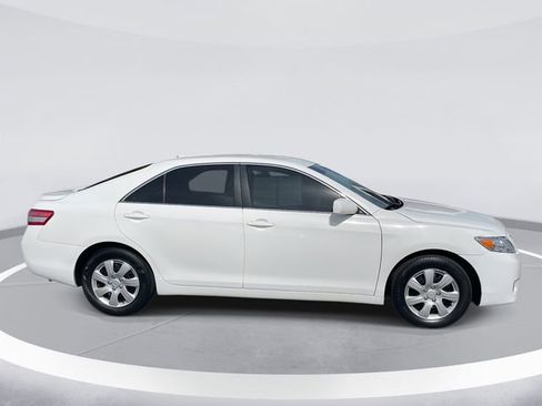 Used 2011 Toyota Camry LE image 3