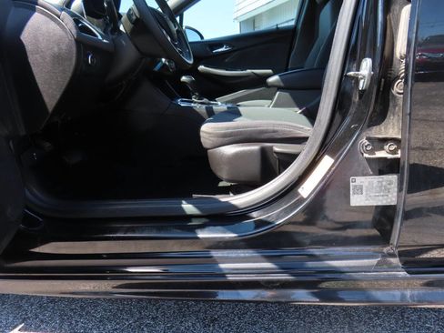 Used 2019 Chevrolet Cruze LT w/ RS Package FWD image 12