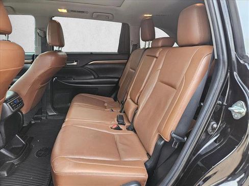 Used 2019 Toyota Highlander Limited Platinum AWD/4WD image 16