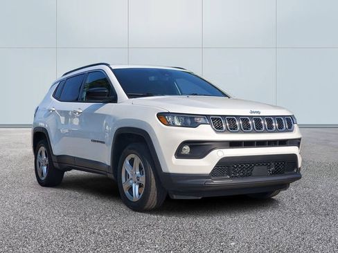 Used 2023 Jeep Compass Latitude AWD/4WD image 3