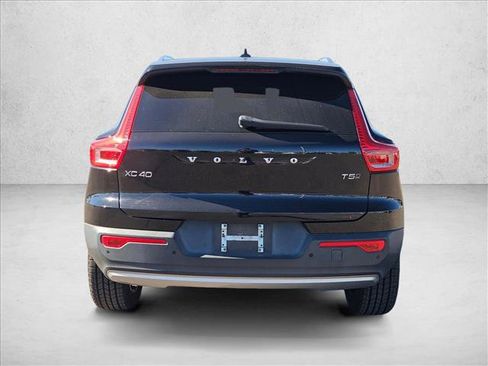 Used 2019 Volvo XC40 T5 Momentum image 6