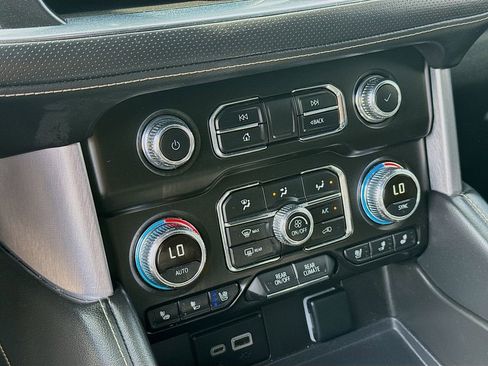 Used 2024 GMC Yukon XL SLT w/ SLT Luxury Package image 19