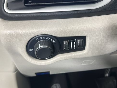 Used 2023 Chrysler Voyager LX FWD image 22