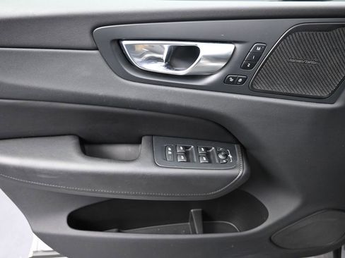 Used 2023 Volvo XC60 B5 Plus image 12