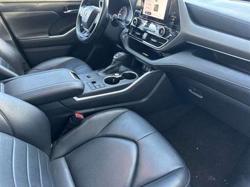 Used 2023 Toyota Highlander XLE image 16