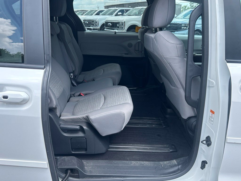 Used 2025 Toyota Sienna LE AWD/4WD image 22