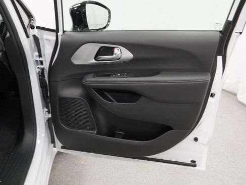 New 2026 Chrysler Pacifica Limited w/ S Appearance Package image 31