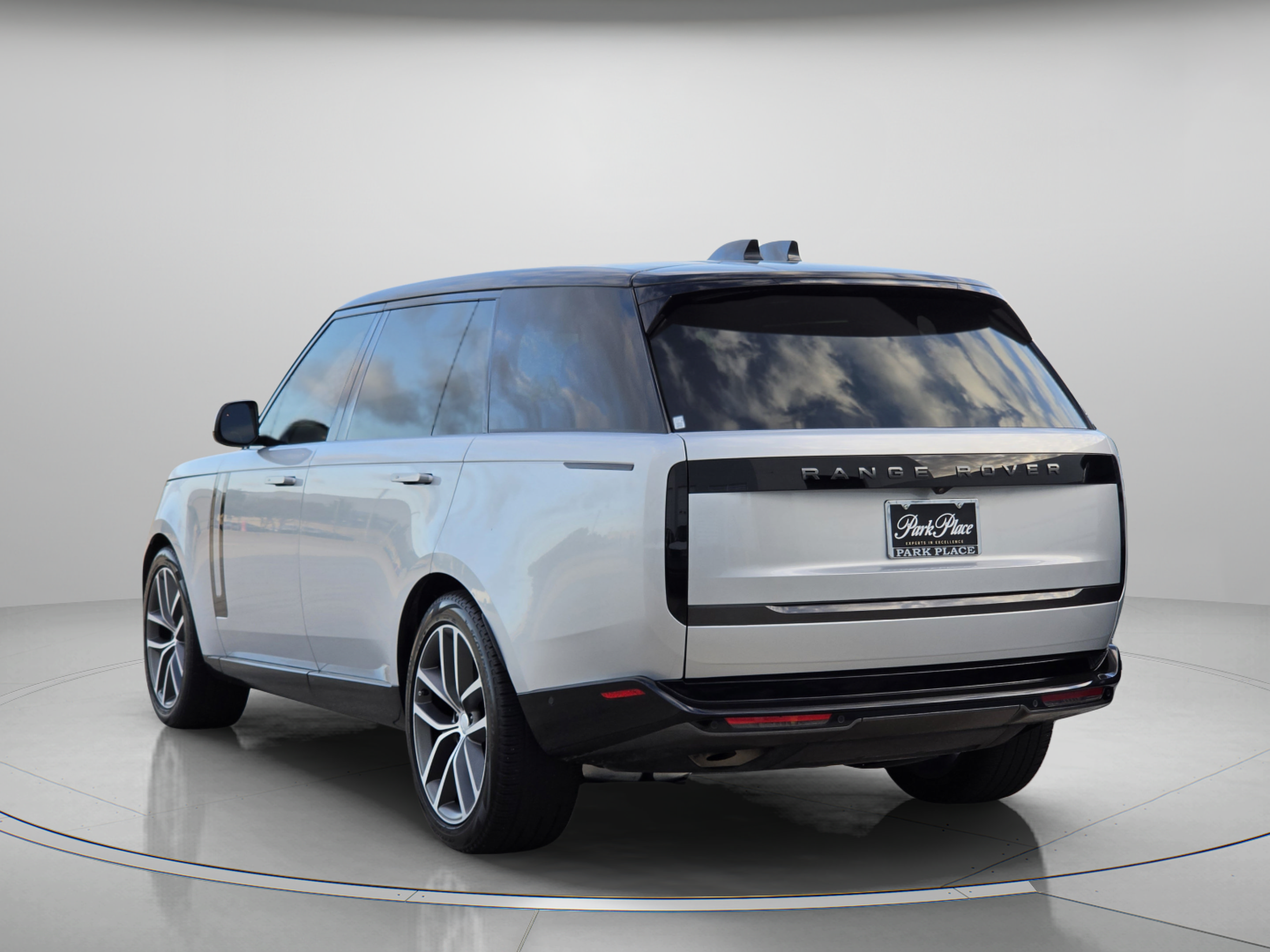 Certified 2025 Land Rover Range Rover Long Wheelbase SE AWD/4WD image 3