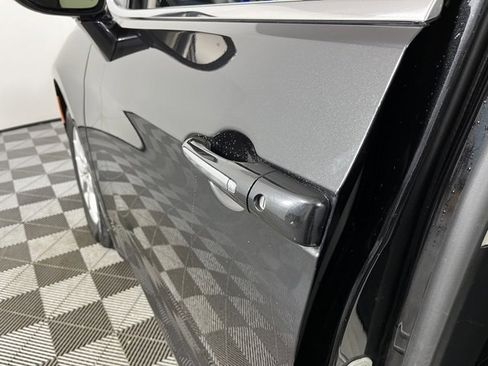 Used 2021 Chrysler Pacifica Touring-L image 10