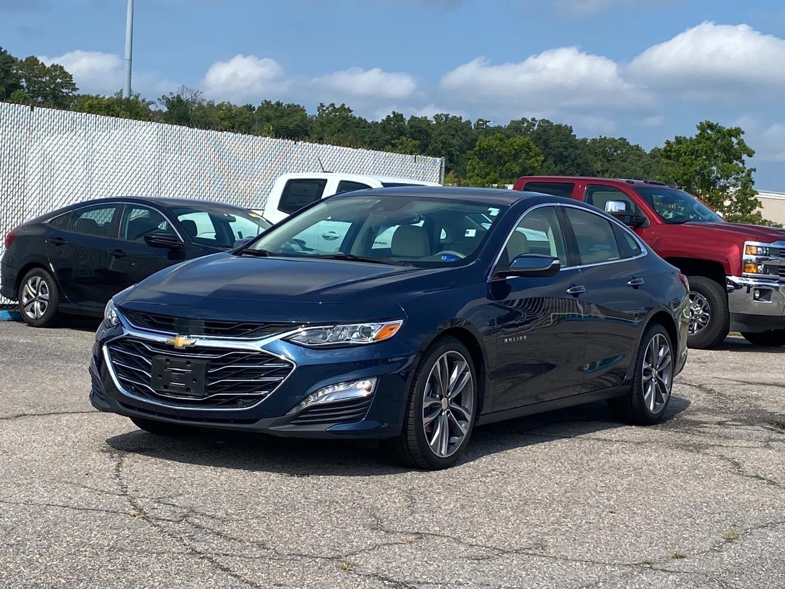 Used 2022 Chevrolet Malibu Premier FWD image 2
