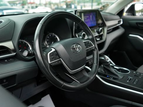 Used 2023 Toyota Highlander LE AWD/4WD image 5