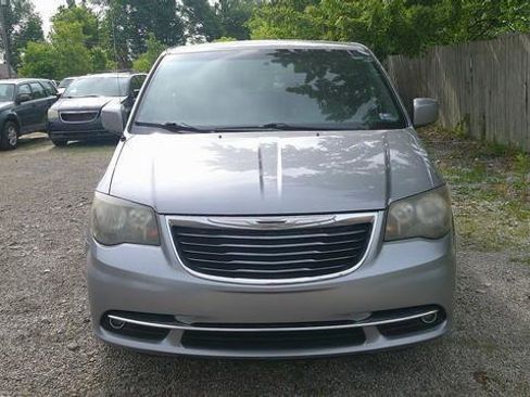 Used 2014 Chrysler Town & Country S FWD image 2