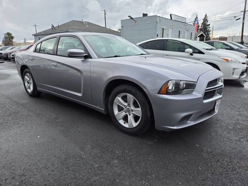Used 2014 Dodge Charger SE w/ Connectivity Group image 5