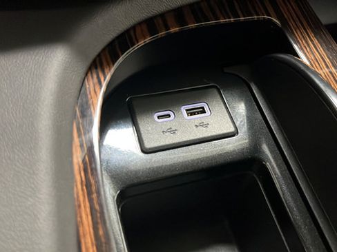 Used 2024 Cadillac Escalade ESV Luxury AWD/4WD image 33