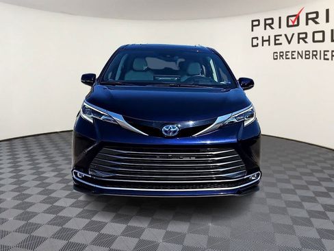 Used 2025 Toyota Sienna Platinum AWD/4WD image 3