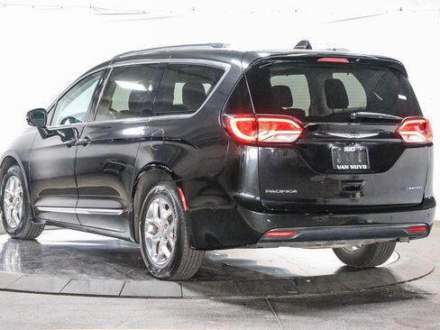 Used 2019 Chrysler Pacifica Limited w/ Advanced Safetytec Group FWD image 2