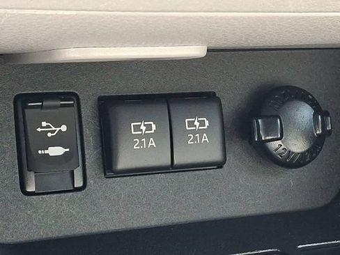 Used 2018 Toyota Highlander Plus w/ Carpet Mat Package (TMS) AWD/4WD image 27