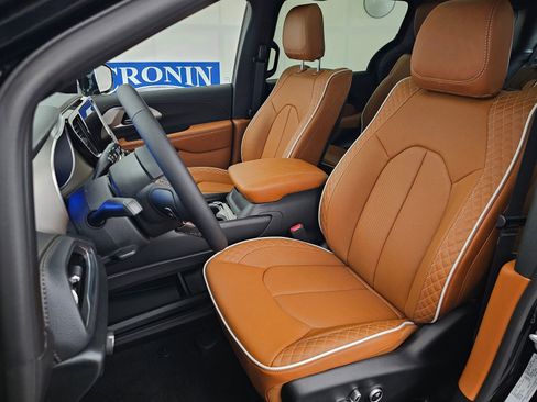 New 2026 Chrysler Pacifica Pinnacle AWD/4WD image 13