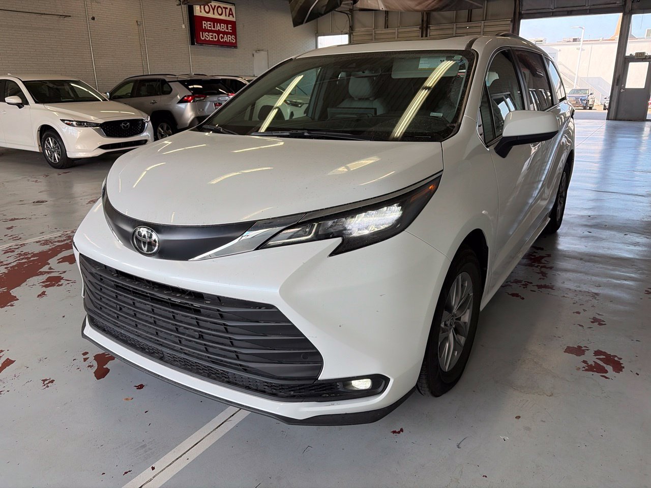 Used 2026 Toyota Sienna XLE FWD image 6