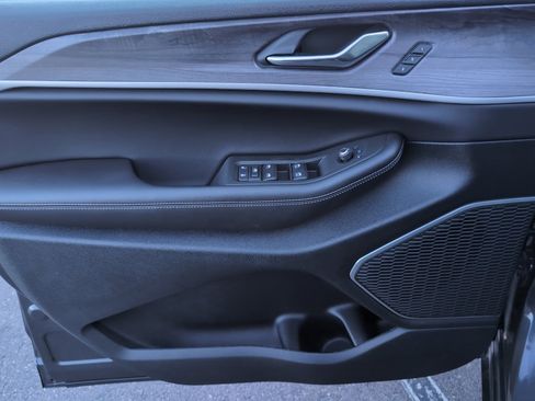 New 2025 Jeep Grand Cherokee Limited w/ Luxury Tech Group II image 11