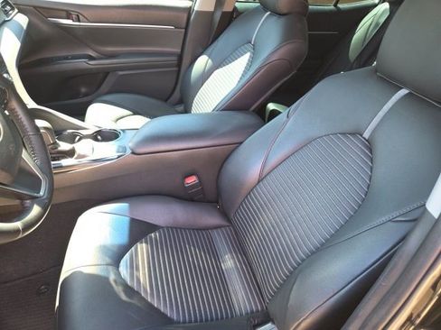 Used 2018 Toyota Camry SE image 7