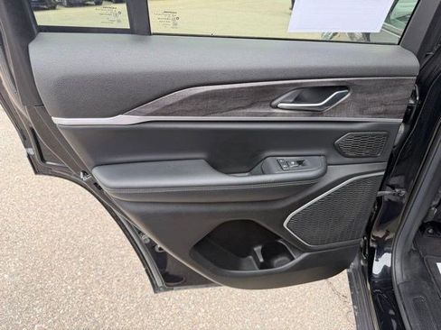 Used 2022 Jeep Grand Cherokee Limited AWD/4WD image 15