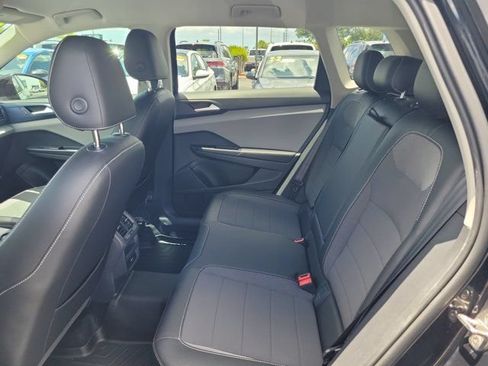 Certified 2022 Volkswagen Taos SE FWD image 12