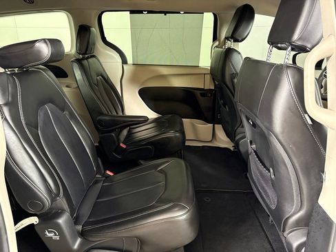 Used 2023 Chrysler Pacifica Touring-L FWD image 19