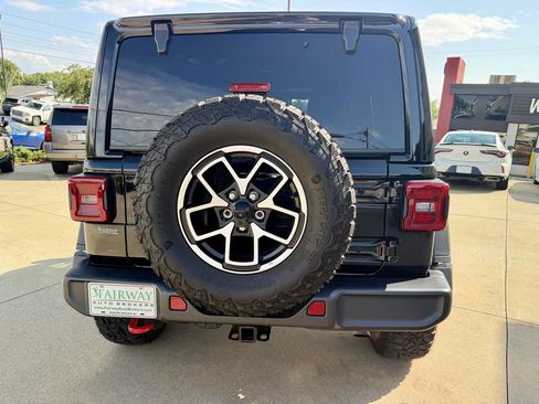 Used 2025 Jeep Wrangler Unlimited Rubicon w/ Convenience Group AWD/4WD image 8