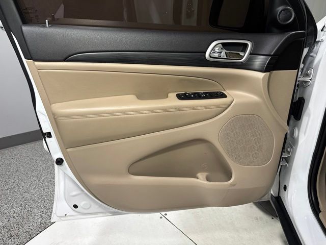 Used 2020 Jeep Grand Cherokee Laredo AWD/4WD image 9