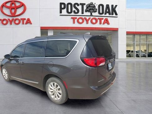 Used 2017 Chrysler Pacifica Touring-L FWD image 9