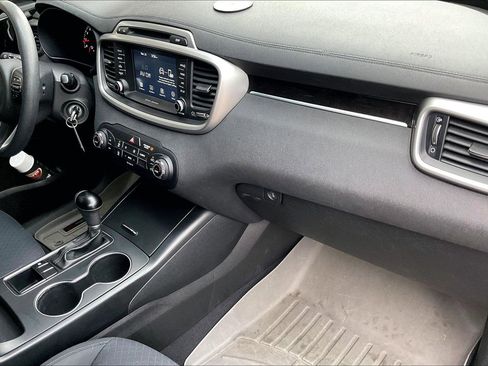 Used 2018 Kia Sorento LX image 19