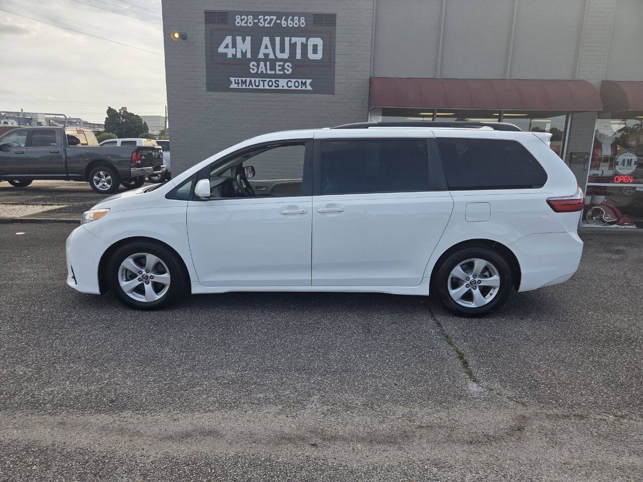 Used 2018 Toyota Sienna LE FWD image 1