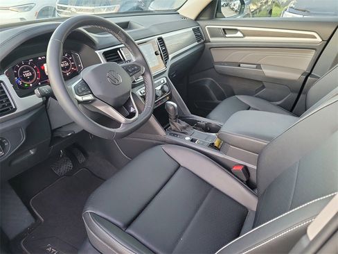 Certified 2023 Volkswagen Atlas SE w/ Black Wheel Package image 13