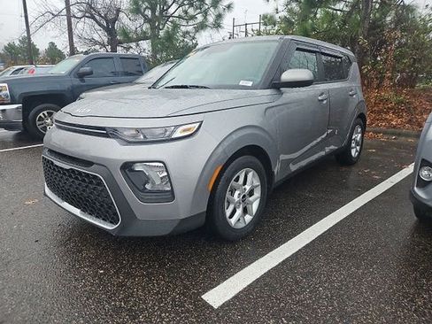 Certified 2022 Kia Soul LX w/ Technology Package image 2