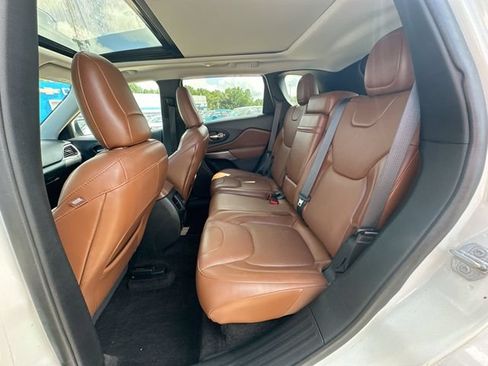 Used 2019 Jeep Cherokee Overland w/ Technology Group AWD/4WD image 28