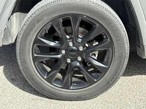 Used 2021 Jeep Grand Cherokee Laredo X image 9