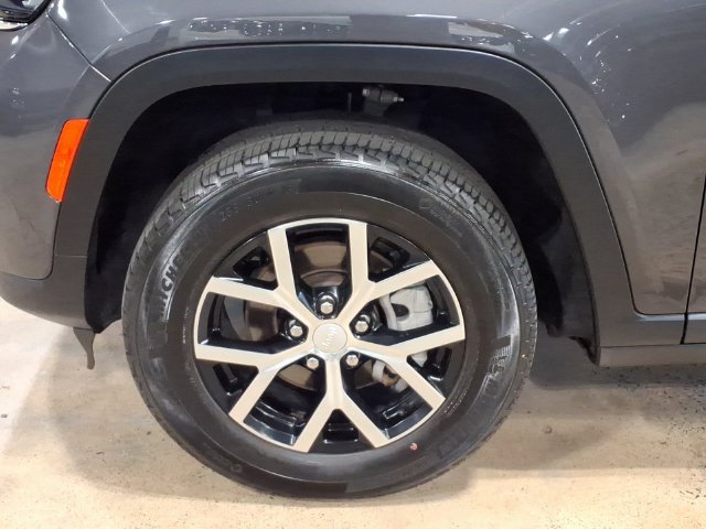 Used 2023 Jeep Grand Cherokee Limited AWD/4WD image 9