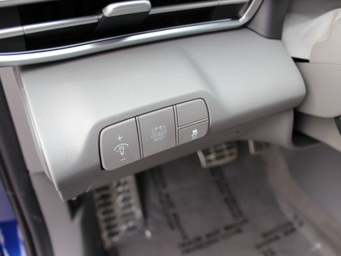 Used 2025 Hyundai Elantra SEL image 12