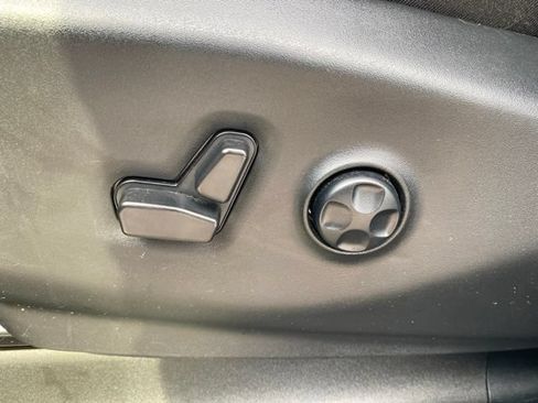Used 2025 Chrysler Pacifica Limited FWD image 19