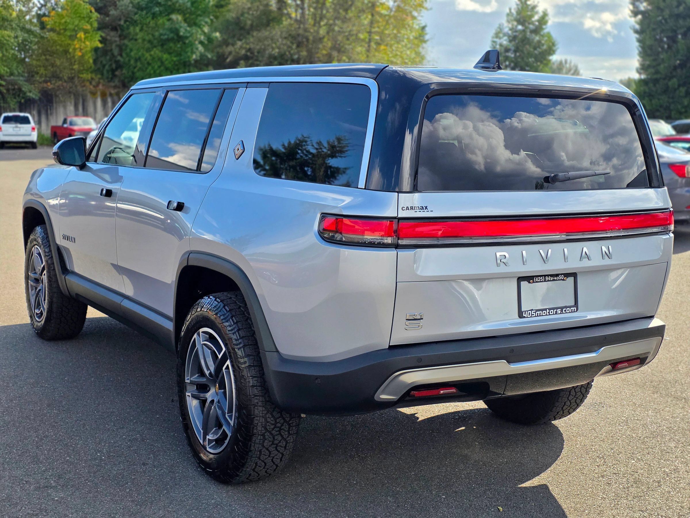 Used 2025 Rivian R1S Adventure Dual AWD/4WD image 9