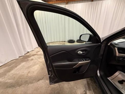 Used 2018 Jeep Cherokee Limited AWD/4WD image 15