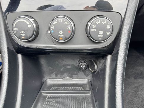 Used 2011 Chrysler 200 Touring FWD image 43